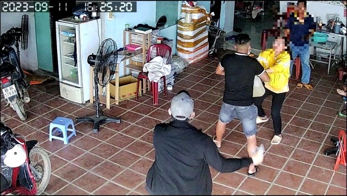 2người con trai tưới xăng dọa đốt nhà mẹ ruột lĩnh án- Ảnh 1. 2người con trai tưới xăng dọa đốt nhà mẹ ruột lĩnh án- Ảnh 1.
