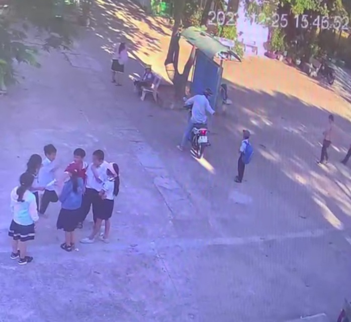 Bảo vệ kịp thời ngăn chặn người đàn ông nghi bắt cóc học sinh- Ảnh 1. Bảo vệ kịp thời ngăn chặn người đàn ông nghi bắt cóc học sinh- Ảnh 1.