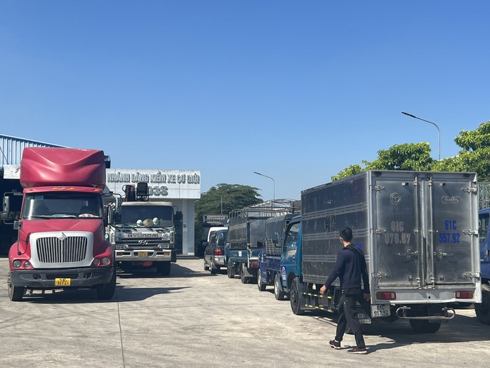 Bất ngờ hình ảnh đăng kiểm cuối năm tại Bình Dương- Ảnh 1. Bất ngờ hình ảnh đăng kiểm cuối năm tại Bình Dương- Ảnh 1.