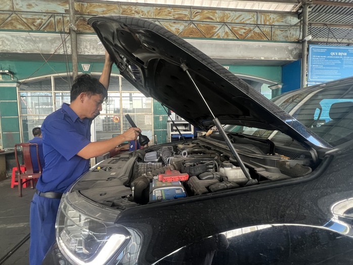 Bất ngờ hình ảnh đăng kiểm cuối năm tại Bình Dương- Ảnh 4. Bất ngờ hình ảnh đăng kiểm cuối năm tại Bình Dương- Ảnh 4.