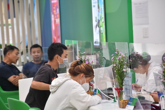 Nhiều ngân hàng tung ra gói tín dụng lãi suất siêu thấp nhằm kích thích nhu cầu vay vốn cuối năm của người dân và doanh nghiệp Ảnh: TẤN THẠNH Nhiều ngân hàng tung ra gói tín dụng lãi suất siêu thấp nhằm kích thích nhu cầu vay vốn cuối năm của người dân và doanh nghiệp Ảnh: TẤN THẠNH