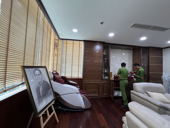 Lý lịch bất ngờ của ông Đinh Trường Chinh - người vừa bị khởi tố- Ảnh 4. Lý lịch bất ngờ của ông Đinh Trường Chinh - người vừa bị khởi tố- Ảnh 4.