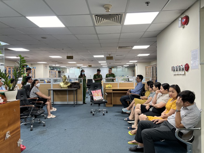 Lý lịch bất ngờ của ông Đinh Trường Chinh - người vừa bị khởi tố- Ảnh 6. Lý lịch bất ngờ của ông Đinh Trường Chinh - người vừa bị khởi tố- Ảnh 6.