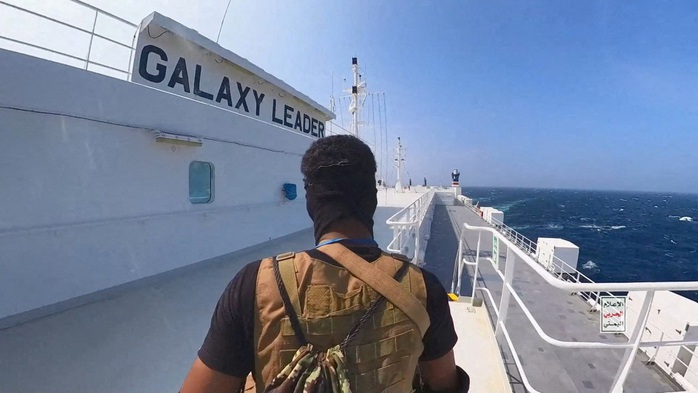 Một tay súng Houthi trên tàu hàng Galaxy Leader ở biển Đỏ trong tấm ảnh công bố hôm 20-11 Ảnh: Reuters Một tay súng Houthi trên tàu hàng Galaxy Leader ở biển Đỏ trong tấm ảnh công bố hôm 20-11 Ảnh: Reuters
