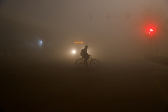 Sương mù dày đặc bao phủ thủ đô New Delhi - Ấn Độ ngày 27-12Ảnh: REUTERS Sương mù dày đặc bao phủ thủ đô New Delhi - Ấn Độ ngày 27-12Ảnh: REUTERS