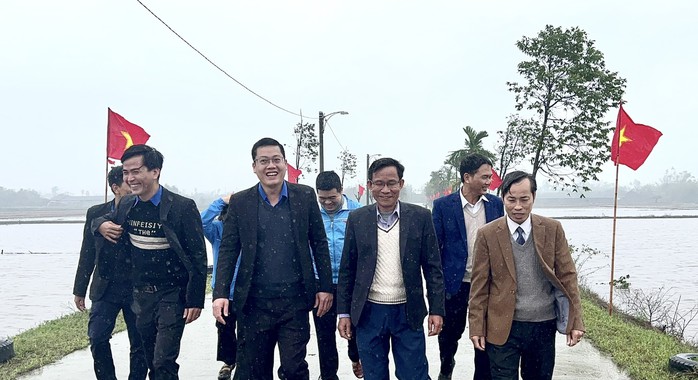 Khánh thành "Đường cờ Tổ quốc" trên quê hương Đại tướng Nguyễn Chí Thanh- Ảnh 1. Khánh thành "Đường cờ Tổ quốc" trên quê hương Đại tướng Nguyễn Chí Thanh- Ảnh 1.