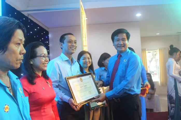 Chăm lo đoàn viên khó khăn, thúc đẩy phong trào thi đua lao động- Ảnh 2. Chăm lo đoàn viên khó khăn, thúc đẩy phong trào thi đua lao động- Ảnh 2.