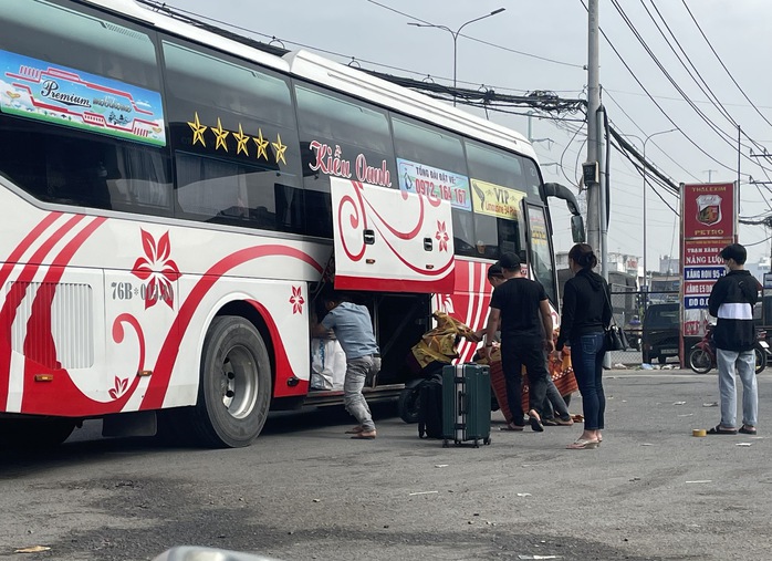 TP HCM thu hồi giấy phép kinh doanh vận tải của nhà xe Rạng Đông và Hoàn Hảo - Ảnh 1. TP HCM thu hồi giấy phép kinh doanh vận tải của nhà xe Rạng Đông và Hoàn Hảo - Ảnh 1.
