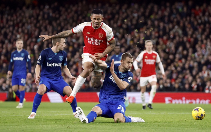 Bàn thua gây tranh cãi, Arsenal mất ngôi đầu Ngoại hạng Anh- Ảnh 7. Bàn thua gây tranh cãi, Arsenal mất ngôi đầu Ngoại hạng Anh- Ảnh 7.