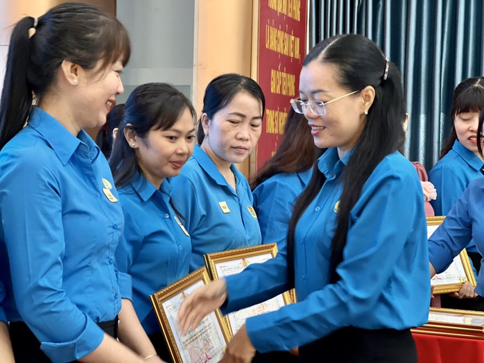 Chăm lo đoàn viên khó khăn, thúc đẩy phong trào thi đua lao động- Ảnh 4. Chăm lo đoàn viên khó khăn, thúc đẩy phong trào thi đua lao động- Ảnh 4.