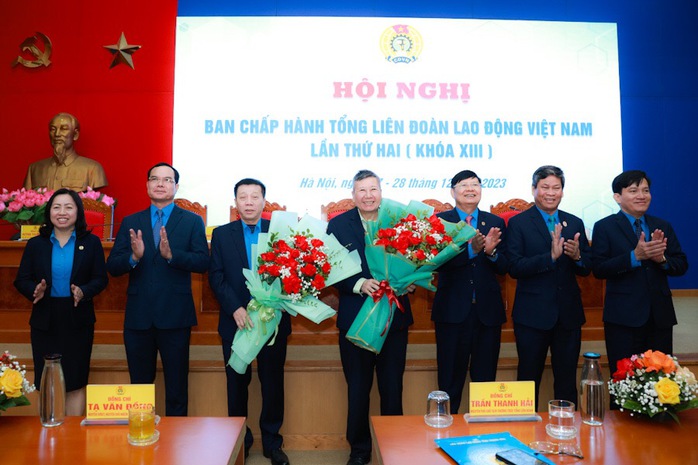 Nắm bắt tình hình lương, thưởng; chăm lo tết chu đáo người lao động- Ảnh 3. Ban Chấp hành Tổng LĐLĐ Việt Nam khóa XIII cũng đã tặng hoa, chia tay ông Trần Thanh Hải – nguyên Phó Chủ tịch Thường trực Tổng LĐLĐ Việt Nam