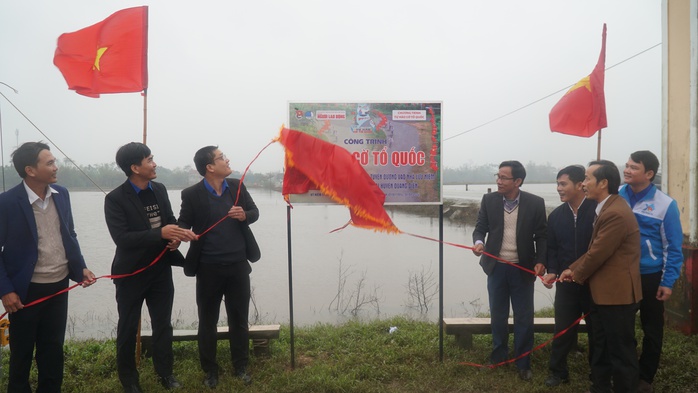 Khánh thành "Đường cờ Tổ quốc" trên quê hương Đại tướng Nguyễn Chí Thanh- Ảnh 1. Khánh thành "Đường cờ Tổ quốc" trên quê hương Đại tướng Nguyễn Chí Thanh- Ảnh 1.