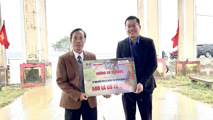 Khánh thành "Đường cờ Tổ quốc" trên quê hương Đại tướng Nguyễn Chí Thanh- Ảnh 2. Khánh thành "Đường cờ Tổ quốc" trên quê hương Đại tướng Nguyễn Chí Thanh- Ảnh 2.