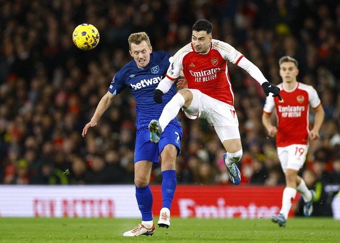 Bàn thua gây tranh cãi, Arsenal mất ngôi đầu Ngoại hạng Anh- Ảnh 1. Bàn thua gây tranh cãi, Arsenal mất ngôi đầu Ngoại hạng Anh- Ảnh 1.