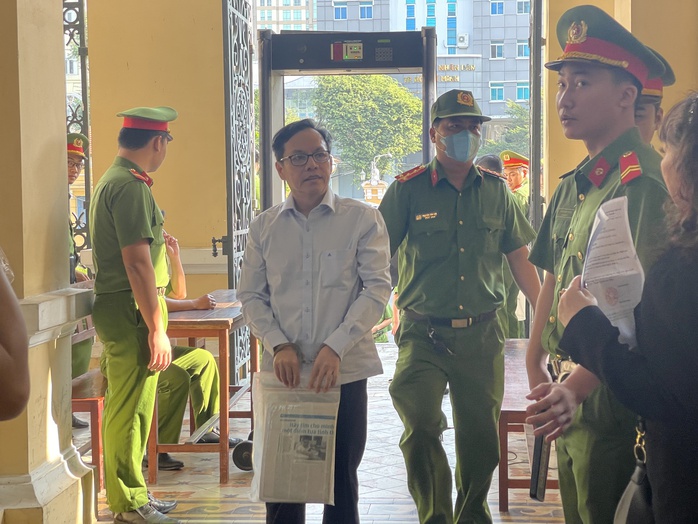 Ông Diệp Dũng đến toà cùng nhiều tài liệu- Ảnh 1. Ông Diệp Dũng đến toà cùng nhiều tài liệu- Ảnh 1.