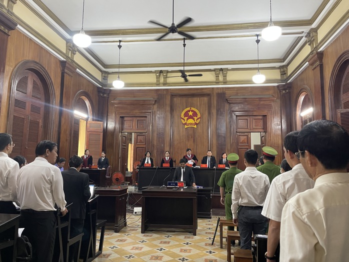 Ông Diệp Dũng đến toà cùng nhiều tài liệu- Ảnh 2. Ông Diệp Dũng đến toà cùng nhiều tài liệu- Ảnh 2.