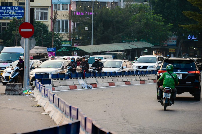 VIDEO: Ngã Tư Sở thông suốt sau khi phân luồng lại- Ảnh 9. VIDEO: Ngã Tư Sở thông suốt sau khi phân luồng lại- Ảnh 9.
