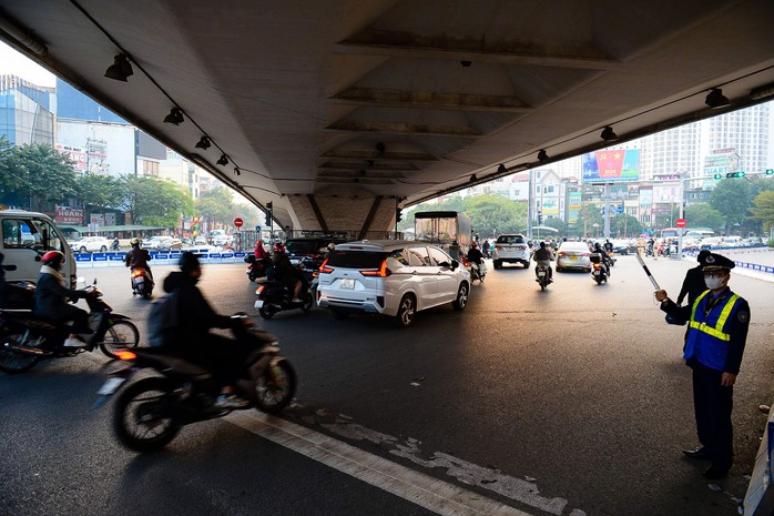 VIDEO: Ngã Tư Sở thông suốt sau khi phân luồng lại- Ảnh 8. VIDEO: Ngã Tư Sở thông suốt sau khi phân luồng lại- Ảnh 8.