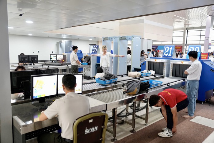 khu vực kiểm soát ANHK tại sảnh E - Cảng HKQT Nội Bài được mở rộng, tăng thêm 01 máy soi khu vực kiểm soát ANHK tại sảnh E - Cảng HKQT Nội Bài được mở rộng, tăng thêm 01 máy soi