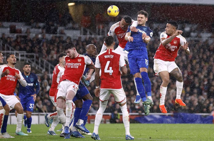 Bàn thua gây tranh cãi, Arsenal mất ngôi đầu Ngoại hạng Anh- Ảnh 5. Bàn thua gây tranh cãi, Arsenal mất ngôi đầu Ngoại hạng Anh- Ảnh 5.