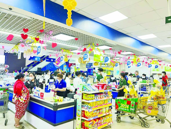 Khách hàng bắt đầu đổ vào Co.opmart mua sắm Tết vì vô vàn mặt hàng Tết được khuyến mãi