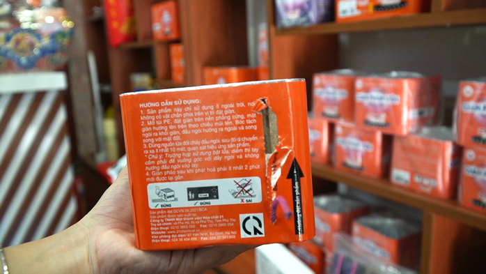 Người dân TP HCM đổ xô đi mua pháo hoa chơi Tết- Ảnh 4.