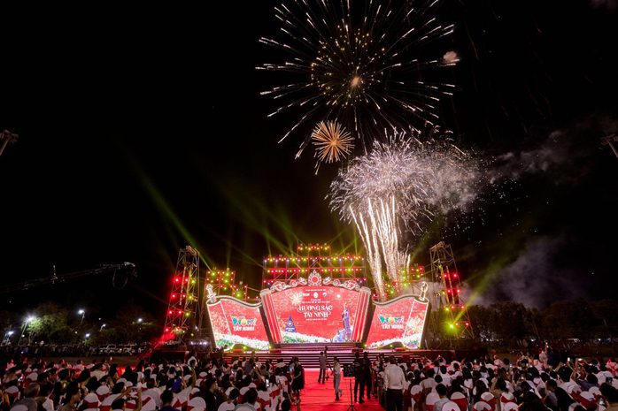 Phú Quốc, Tây Ninh bắn pháo hoa dịp Tết Dương lịch 2024- Ảnh 1. Phú Quốc, Tây Ninh bắn pháo hoa dịp Tết Dương lịch 2024- Ảnh 1.