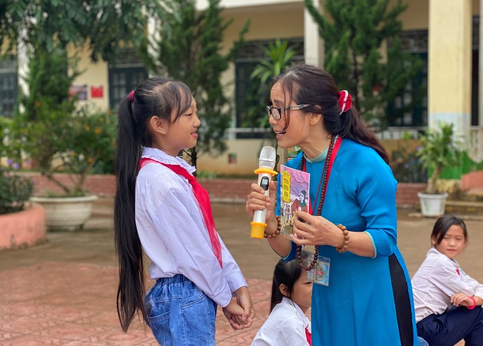 Cô Thu Hiền chia sẻ về tình yêu sách với học sinh Ảnh: BẢO LÂM Cô Thu Hiền chia sẻ về tình yêu sách với học sinh Ảnh: BẢO LÂM