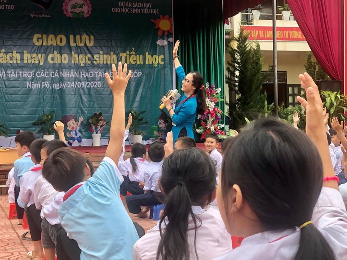 Cô Thu Hiền giao lưu với học sinh vùng cao trong một lần đưa sách đến các em Cô Thu Hiền giao lưu với học sinh vùng cao trong một lần đưa sách đến các em