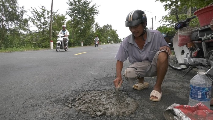 Xứng đáng được biểu dương Ông Lê Lợi - Phó Chủ tịch UBND thị trấn Tràm Chim - nhận xét: “Tôi đánh giá cao ông Trần Phước Hoàng là người dân địa phương có tâm thiện nguyện. Ông Hoàng đã tự nguyện thực hiện việc làm đầy ý nghĩa là lấp vá mặt đường bị hư hỏng và hớt tóc miễn phí cho những học sinh nghèo, người già neo đơn, bệnh tật và những người có hoàn cảnh khó khăn… Việc làm từ thiện của ông Hoàng thật đáng quý và xứng đáng được biểu dương, khen thưởng và nhân rộng để địa phương tiếp tục được đón nhận nhiều tấm gương tiêu biểu giống như ông Hoàng nhằm đem lại lợi ích cho xã hội, hạn chế tai nạn giao thông; góp phần thực hiện chính sách an sinh xã hội, xây dựng quê hương ngày càng phát triển”. Xứng đáng được biểu dương Ông Lê Lợi - Phó Chủ tịch UBND thị trấn Tràm Chim - nhận xét: “Tôi đánh giá cao ông Trần Phước Hoàng là người dân địa phương có tâm thiện nguyện. Ông Hoàng đã tự nguyện thực hiện việc làm đầy ý nghĩa là lấp vá mặt đường bị hư hỏng và hớt tóc miễn phí cho những học sinh nghèo, người già neo đơn, bệnh tật và những người có hoàn cảnh khó khăn… Việc làm từ thiện của ông Hoàng thật đáng quý và xứng đáng được biểu dương, khen thưởng và nhân rộng để địa phương tiếp tục được đón nhận nhiều tấm gương tiêu biểu giống như ông Hoàng nhằm đem lại lợi ích cho xã hội, hạn chế tai nạn giao thông; góp phần thực hiện chính sách an sinh xã hội, xây dựng quê hương ngày càng phát triển”.