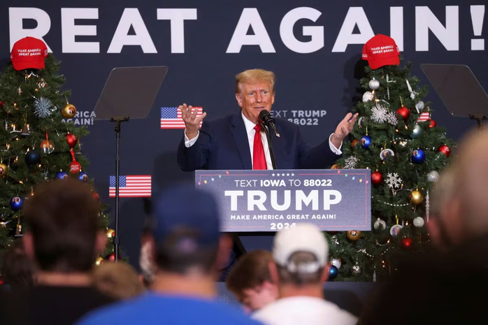 Cựu Tổng thống Donald Trump tại sự kiện tranh cử ở TP Waterloo, bang Iowa - Mỹ hôm 19-12 Ảnh: REUTERS Cựu Tổng thống Donald Trump tại sự kiện tranh cử ở TP Waterloo, bang Iowa - Mỹ hôm 19-12 Ảnh: REUTERS