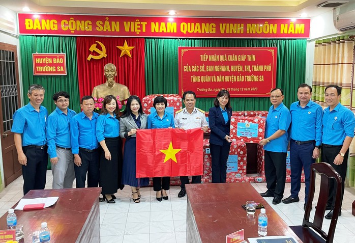 LĐLĐ tỉnh Khánh Hòa trao 1.000 lá cờ từ chương trình “Tự hào cờ Tổ quốc” do Báo Người Lao Động phát động cho Công đoàn huyện đảo Trường SaẢnh: KỲ NAM LĐLĐ tỉnh Khánh Hòa trao 1.000 lá cờ từ chương trình “Tự hào cờ Tổ quốc” do Báo Người Lao Động phát động cho Công đoàn huyện đảo Trường SaẢnh: KỲ NAM