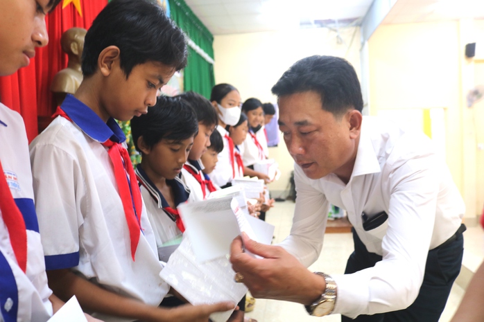 Chương trình ý nghĩa của Báo Người Lao Động đến với vùng quê Vĩnh Long- Ảnh 5. Chương trình ý nghĩa của Báo Người Lao Động đến với vùng quê Vĩnh Long- Ảnh 5.