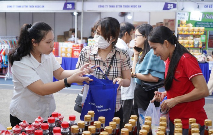 Công nhân mua sắm tại “Ngày hội Hàng Việt Nam - Vui Tết cùng người lao động”, do LĐLĐ quận 1 phối hợp UBND và Ủy ban MTTQ quận tổ chức Ảnh: HỒNG ĐÀO Công nhân mua sắm tại “Ngày hội Hàng Việt Nam - Vui Tết cùng người lao động”, do LĐLĐ quận 1 phối hợp UBND và Ủy ban MTTQ quận tổ chức Ảnh: HỒNG ĐÀO