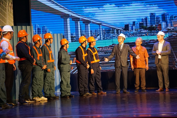Tác phẩm sân khấu "Khát vọng ngày mai": Dung dị tình yêu Tổ quốc- Ảnh 1. Tác phẩm sân khấu "Khát vọng ngày mai": Dung dị tình yêu Tổ quốc- Ảnh 1.
