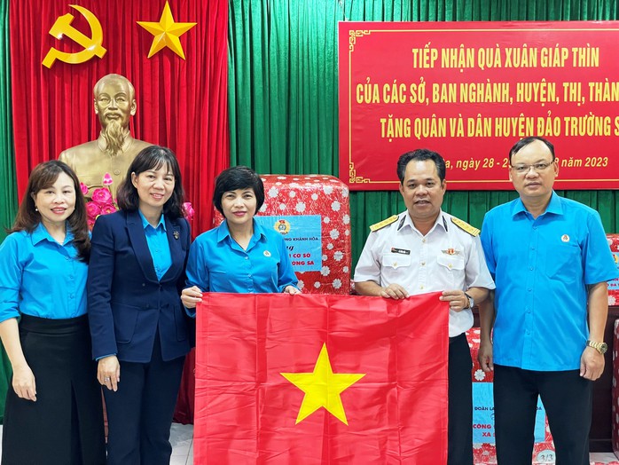 Công đoàn Khánh Hòa gửi xuân ra huyện đảo Trường Sa- Ảnh 2. Công đoàn Khánh Hòa gửi xuân ra huyện đảo Trường Sa- Ảnh 2.