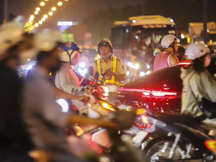 Cửa ngõ phía đông TP HCM đông nghịt người trước kỳ nghỉ Tết dương lịch- Ảnh 2. Cửa ngõ phía đông TP HCM đông nghịt người trước kỳ nghỉ Tết dương lịch- Ảnh 2.