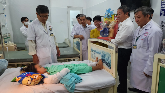 UBND TP HCM khen thưởng đột xuất ê-kíp nối cánh tay bé 5 tuổi- Ảnh 4. UBND TP HCM khen thưởng đột xuất ê-kíp nối cánh tay bé 5 tuổi- Ảnh 4.