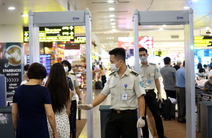 Tăng cường soi chiếu khách bay và hành lý xách tay- Ảnh 1. Tăng cường soi chiếu khách bay và hành lý xách tay- Ảnh 1.