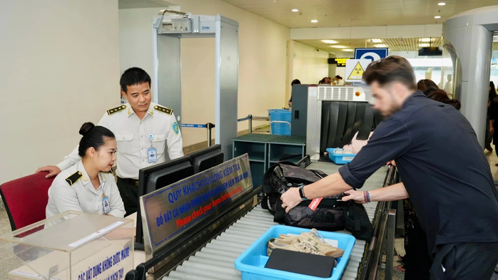 Khách đi sau nhanh tay nhặt đồng hồ của khách đi trước tại cửa an ninh- Ảnh 1. Khách đi sau nhanh tay nhặt đồng hồ của khách đi trước tại cửa an ninh- Ảnh 1.