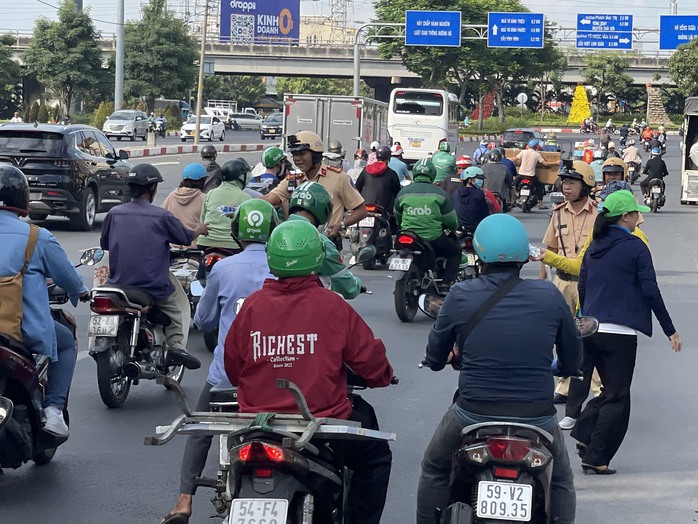Hình ảnh "dần quen" của CSGT dịp Tết- Ảnh 1.