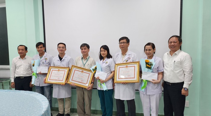 UBND TP HCM khen thưởng đột xuất ê-kíp nối cánh tay bé 5 tuổi- Ảnh 1. UBND TP HCM khen thưởng đột xuất ê-kíp nối cánh tay bé 5 tuổi- Ảnh 1.