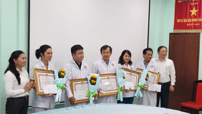 UBND TP HCM khen thưởng đột xuất ê-kíp nối cánh tay bé 5 tuổi- Ảnh 2. UBND TP HCM khen thưởng đột xuất ê-kíp nối cánh tay bé 5 tuổi- Ảnh 2.