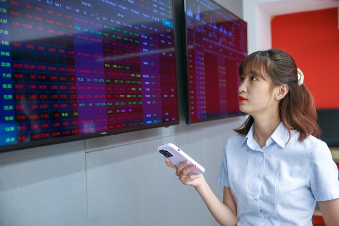 Nhà đầu tư trên thị trường chứng khoán vẫn khá thận trọng dù tỉ giá, lãi suất đều giảmẢnh: Hoàng Triều Nhà đầu tư trên thị trường chứng khoán vẫn khá thận trọng dù tỉ giá, lãi suất đều giảmẢnh: Hoàng Triều