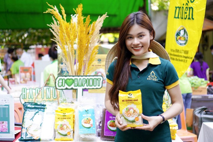 Chị Nguyễn Kiều Bảo H&acirc;n giới thiệu sản phẩm của C&ocirc;ng ty TNHH Hapinut Ảnh: NGỌC &Aacute;NH