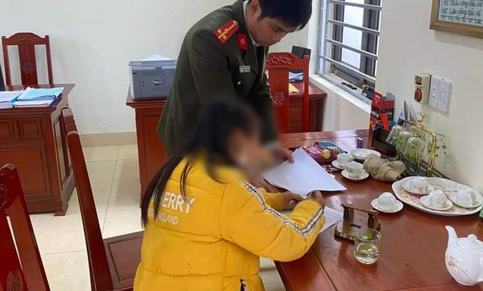 Phạt 2 người hoang tin "cô gái trẻ lây HIV cho nhiều người"- Ảnh 1. Phạt 2 người hoang tin "cô gái trẻ lây HIV cho nhiều người"- Ảnh 1.