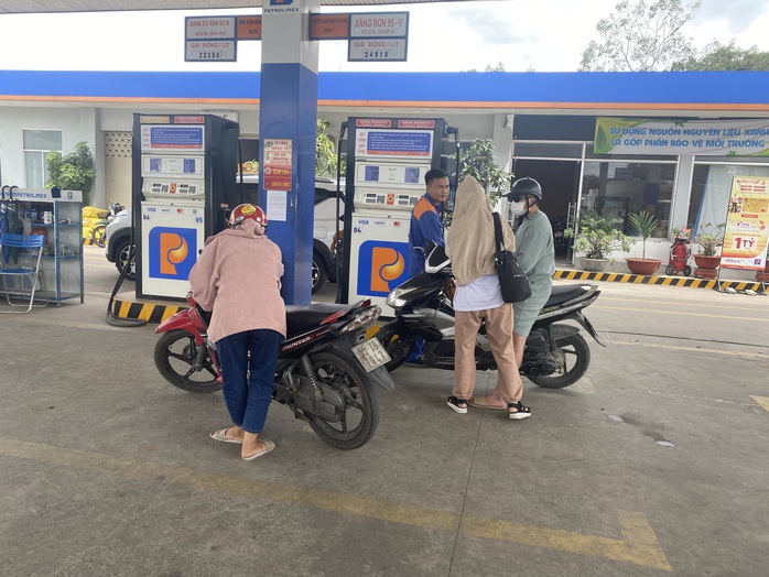 Doanh nghiệp kiến nghị không xuất hóa đơn mỗi lần bơm xăng dầu dưới 200.000 đồng- Ảnh 1. Doanh nghiệp kiến nghị không xuất hóa đơn mỗi lần bơm xăng dầu dưới 200.000 đồng- Ảnh 1.