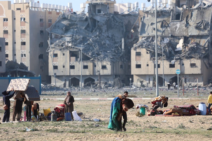 Người dân Palestine mang vác đồ đạc sau khi Israel không kích các tòa nhà dân cư ở thị trấn Khan Younis, miền Nam Gaza ngày 2-12 Ảnh: REUTERS Người dân Palestine mang vác đồ đạc sau khi Israel không kích các tòa nhà dân cư ở thị trấn Khan Younis, miền Nam Gaza ngày 2-12 Ảnh: REUTERS