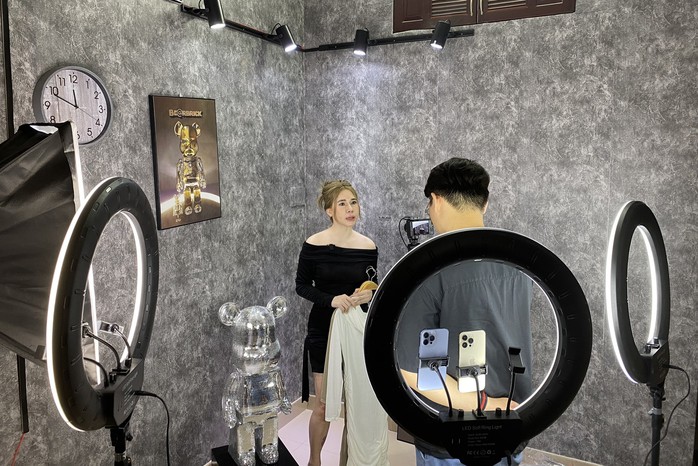 Chi chục triệu học livestream bán hàng- Ảnh 1. Chi chục triệu học livestream bán hàng- Ảnh 1.