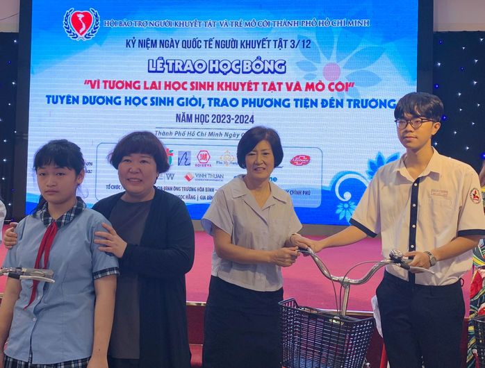 1,2 tỉ đồng chăm lo trẻ khuyết tật, mồ côi TP HCM- Ảnh 2. 1,2 tỉ đồng chăm lo trẻ khuyết tật, mồ côi TP HCM- Ảnh 2.